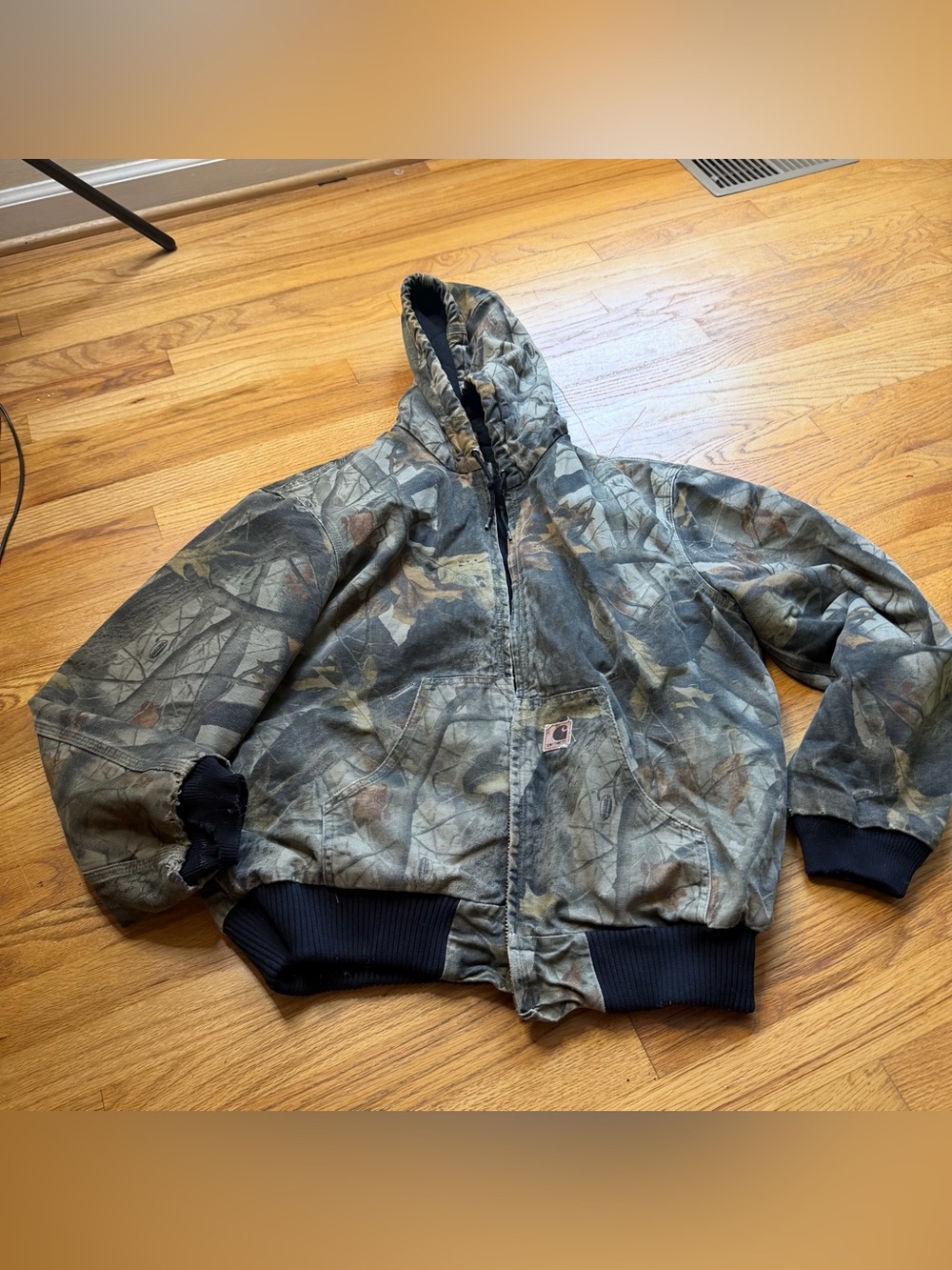 Y2K camo Carhartt jacket
Has distressing / holes on the cuffs